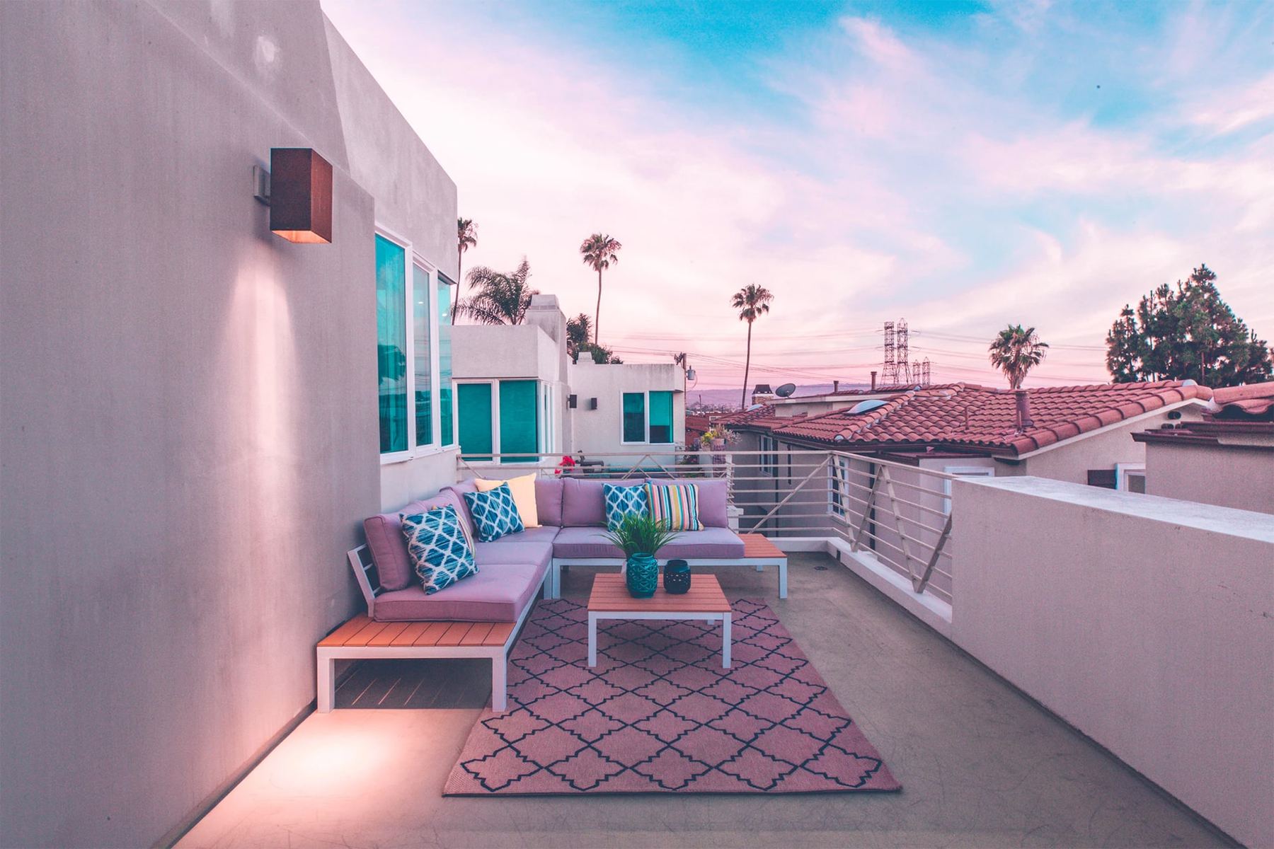 Terrasse de prestige avec palmiers au coucher du soleil, immobilier haut de gamme aux Antilles