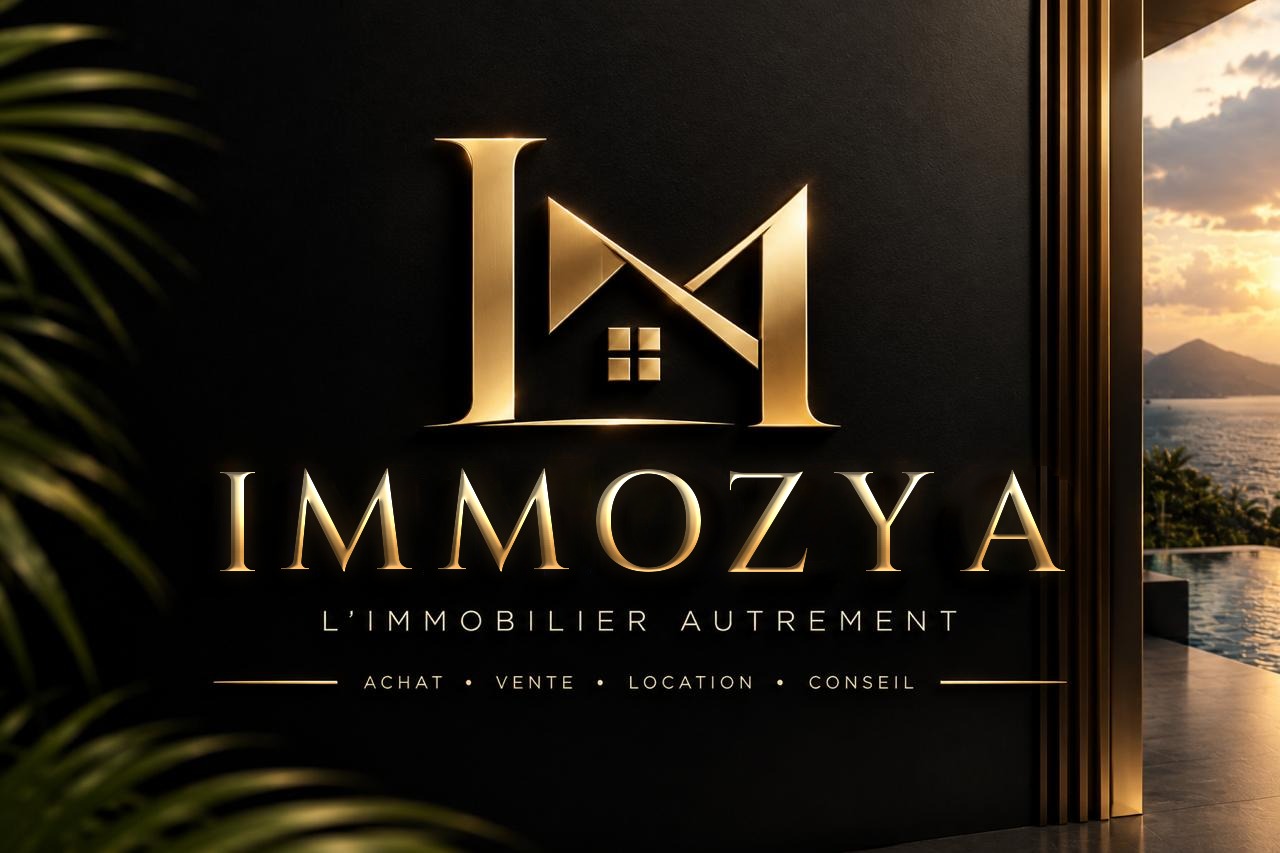 Enseigne dorée IMMOZYA, agence immobilière de prestige face à la mer